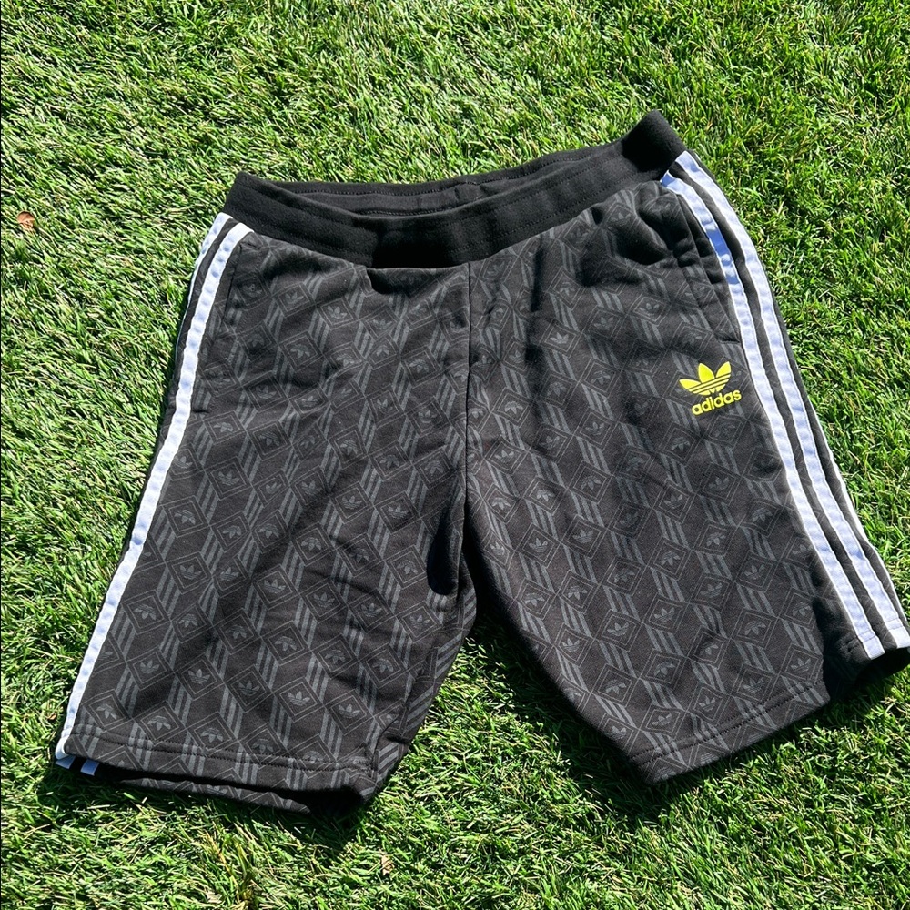 Adidas Boys Black Athletic Shorts size Large (13-14Y)